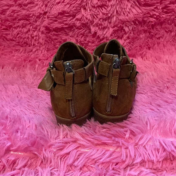 Indigo Rd. tan pointed toe cross buckle strap zip closure booties size 9 - Picture 4 of 9